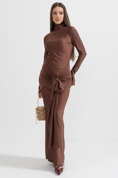 Vestido Longo com Gola Alta Drapada - Castanho