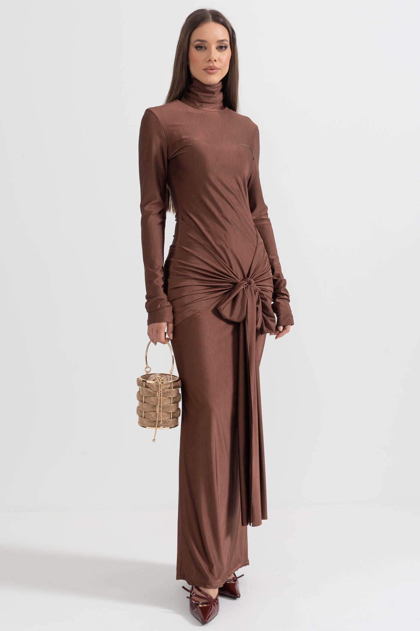 Vestido Longo com Gola Alta Drapada - Castanho