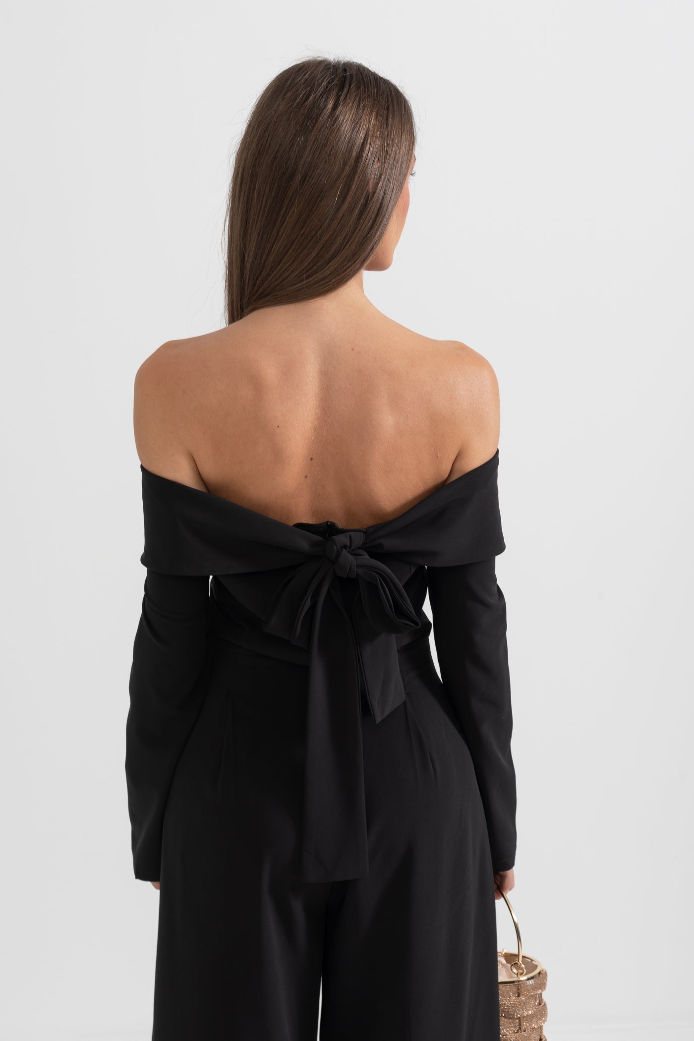 Macacão Off-The-Shoulder com Detalhe de Laço nas Costas - Preto
