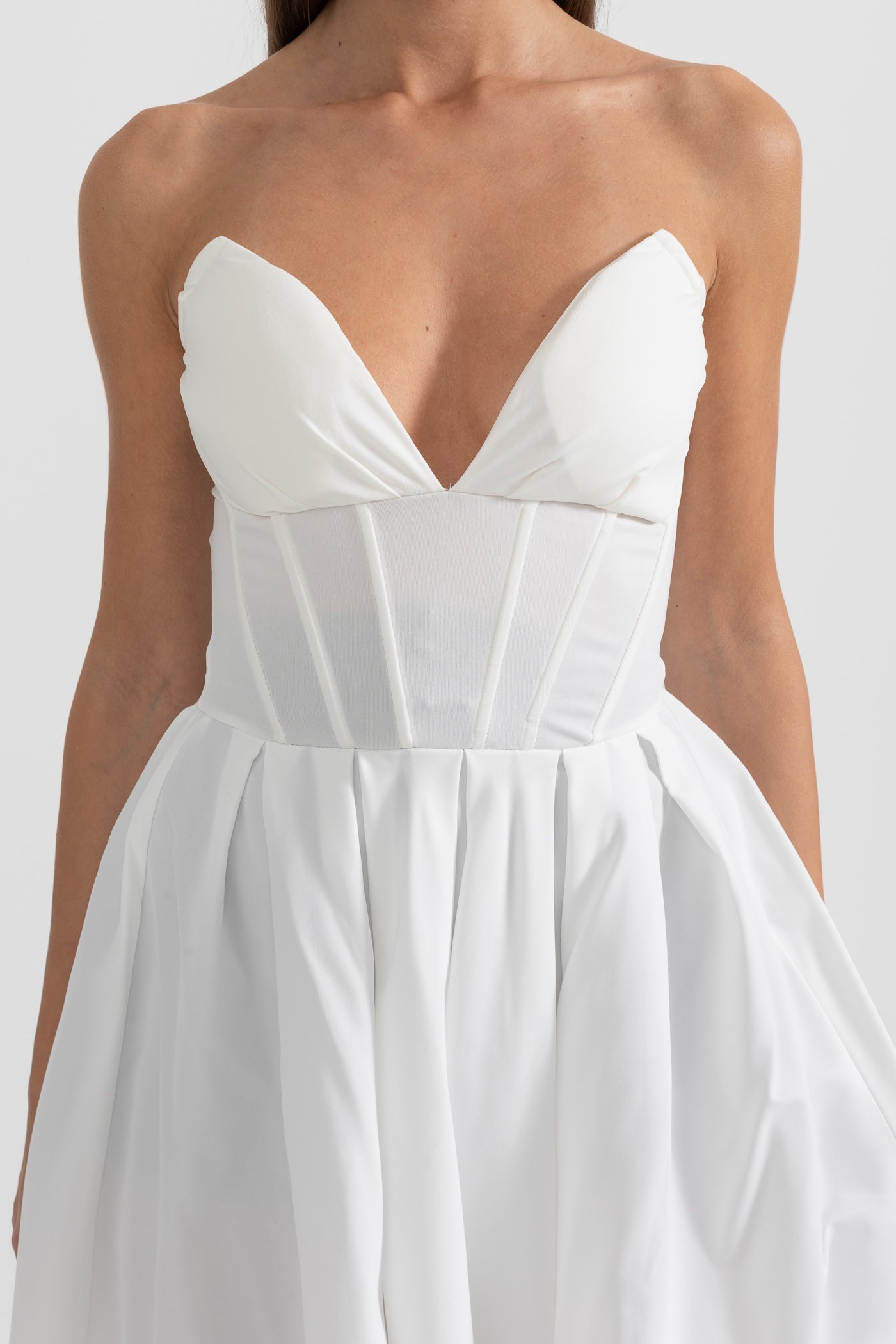 Vestido Midi Sofisticado Sem Alças com Corpete Ajustado - Branco