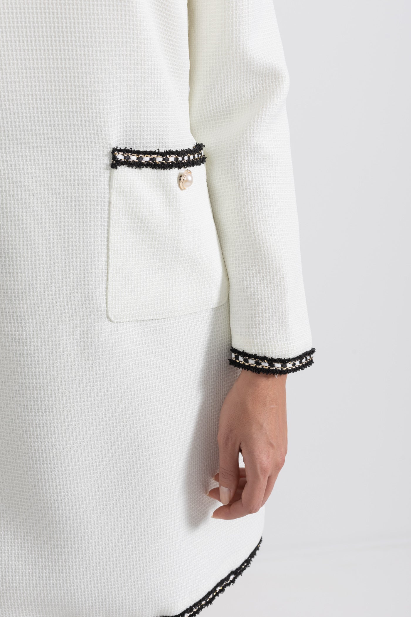 Vestido Texturizado Com Detalhes em Costura Preta - Branco