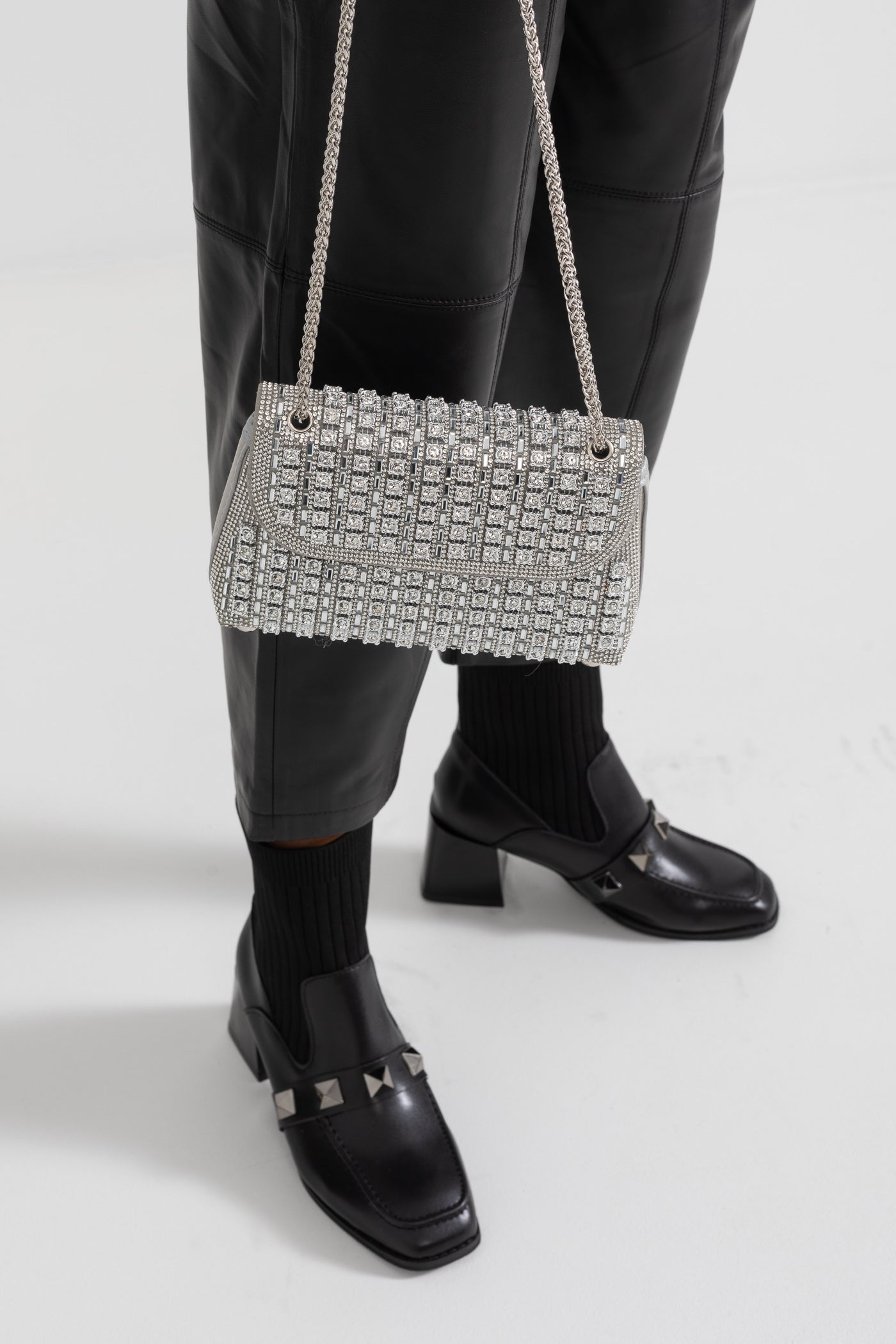 Bolsa Tecida Brilhante com Apliques de Strass - Prata