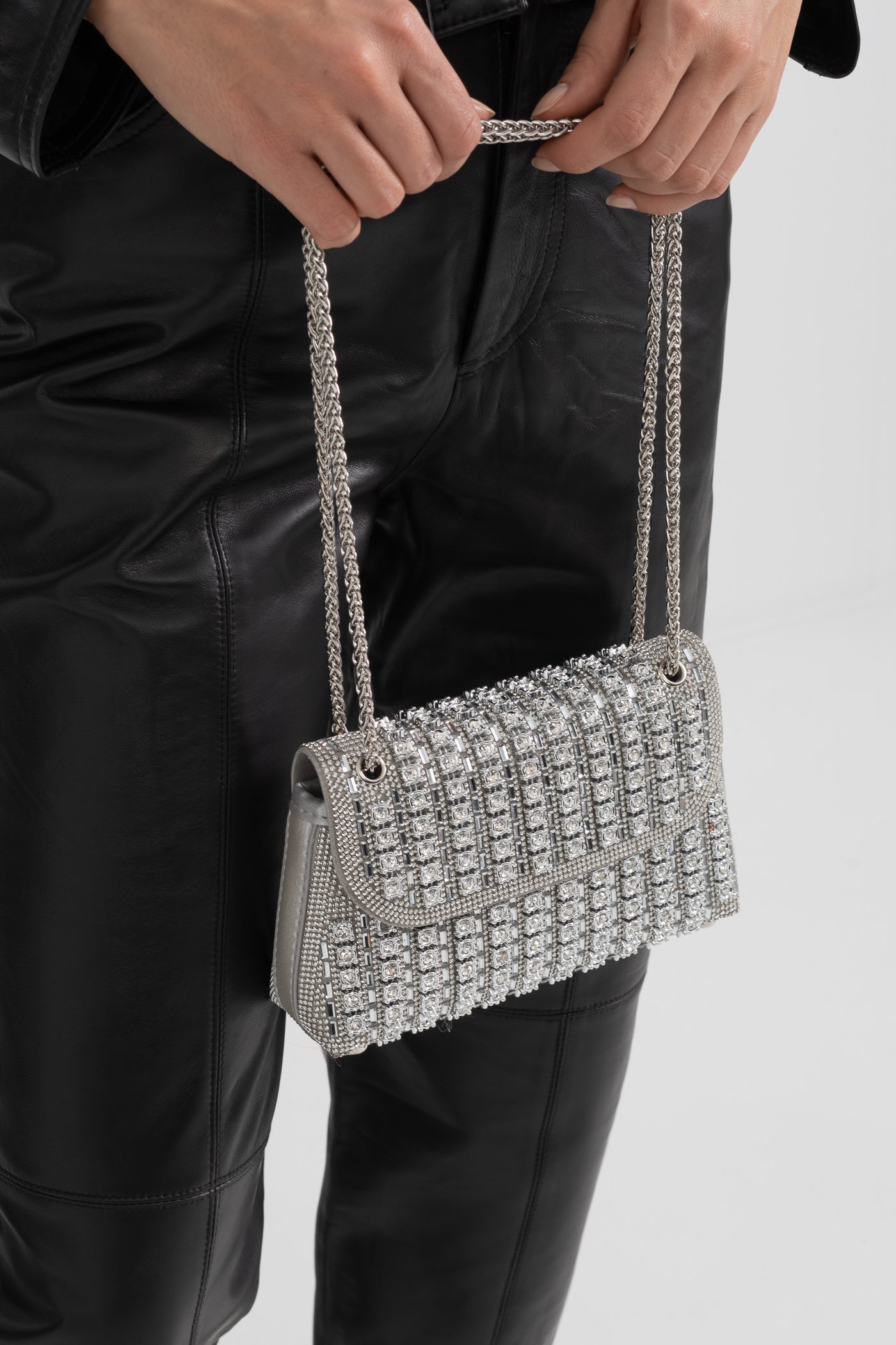 Bolsa Tecida Brilhante com Apliques de Strass - Prata