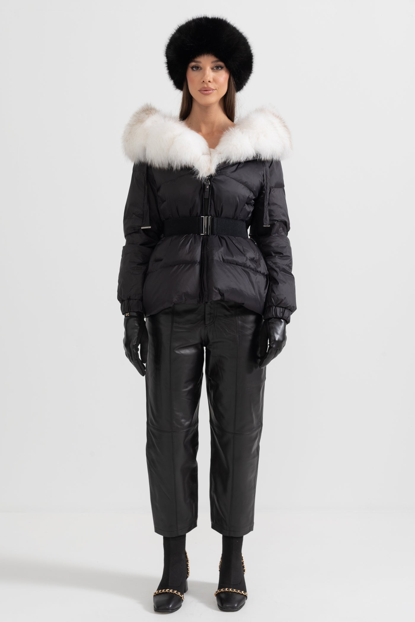 Casaco Puffer Com Cinto E Capuz Forrado Com Pele de Raposa Branca - Preto