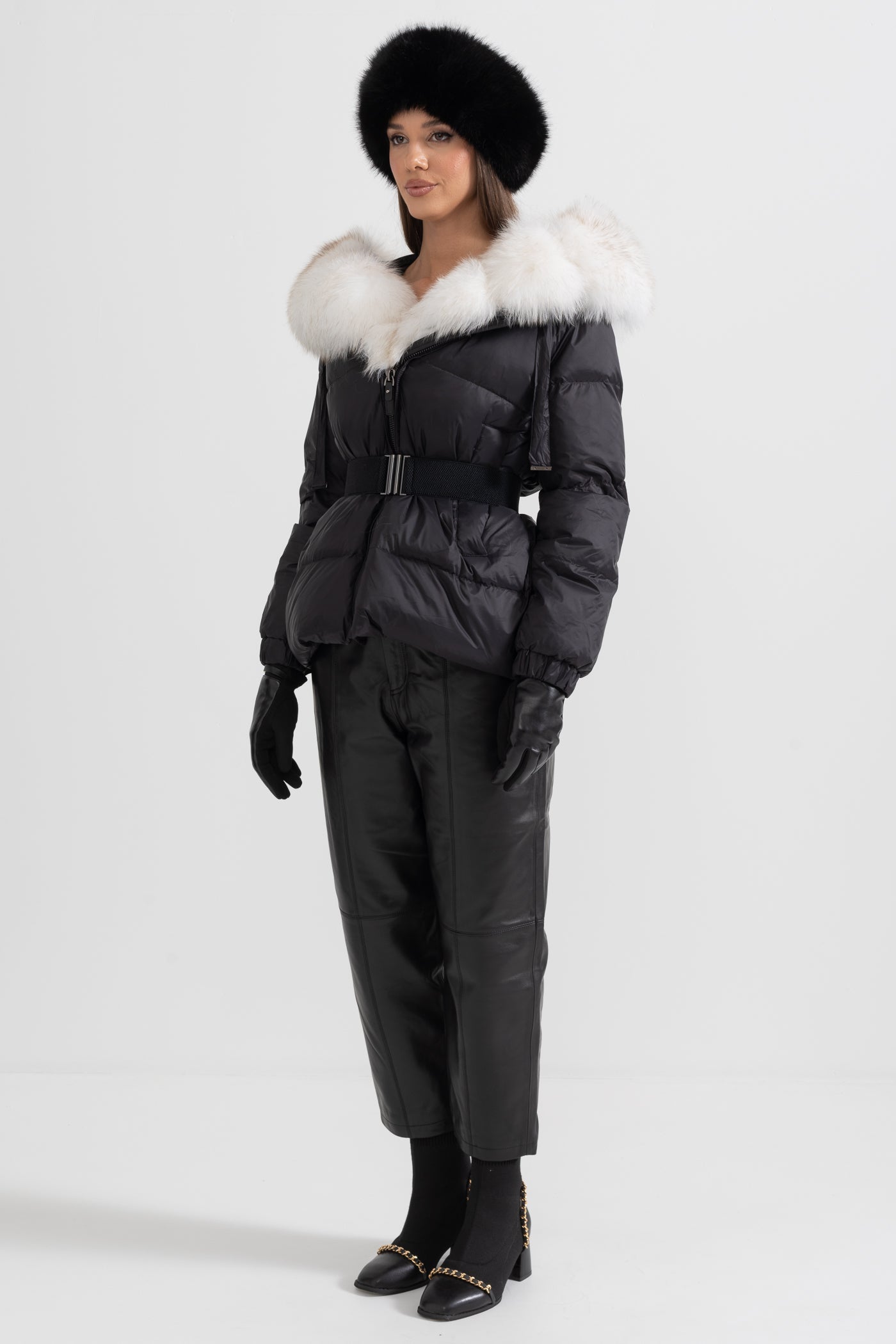 Casaco Puffer Com Cinto E Capuz Forrado Com Pele de Raposa Branca - Preto