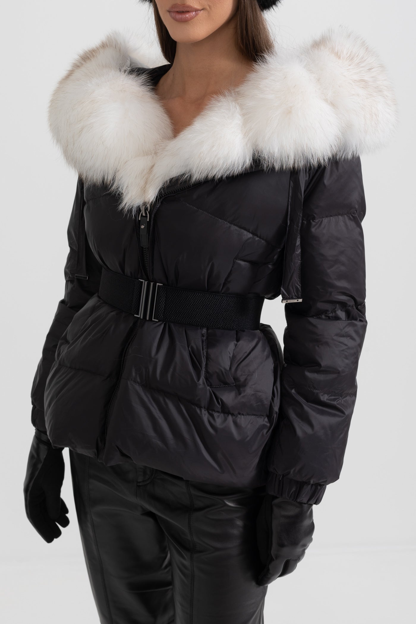 Casaco Puffer Com Cinto E Capuz Forrado Com Pele de Raposa Branca - Preto