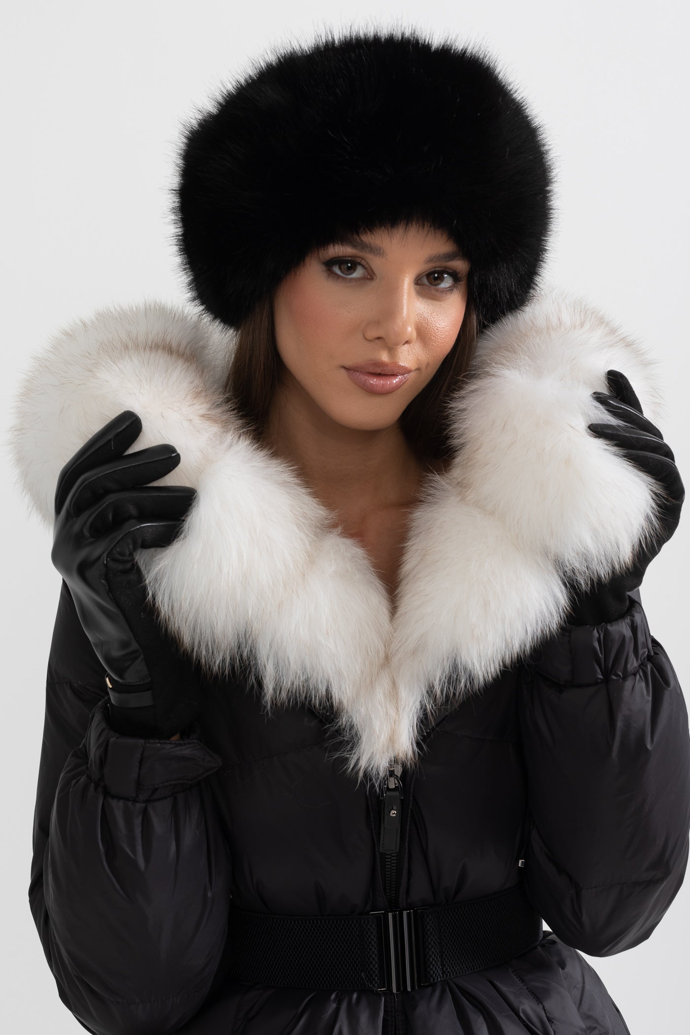 Casaco Puffer Com Cinto E Capuz Forrado Com Pele de Raposa Branca - Preto