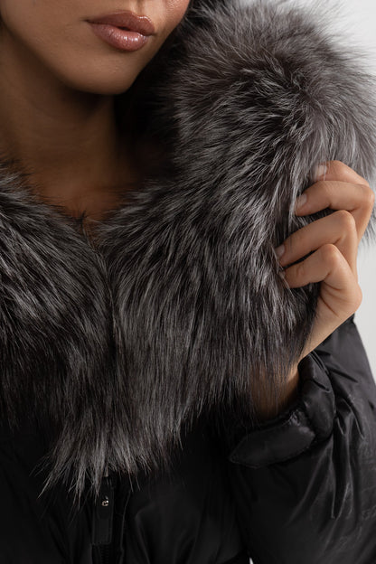 Casaco Puffer Com Cinto e Capuz Forrado com Pele de Raposa Cinza - Preto