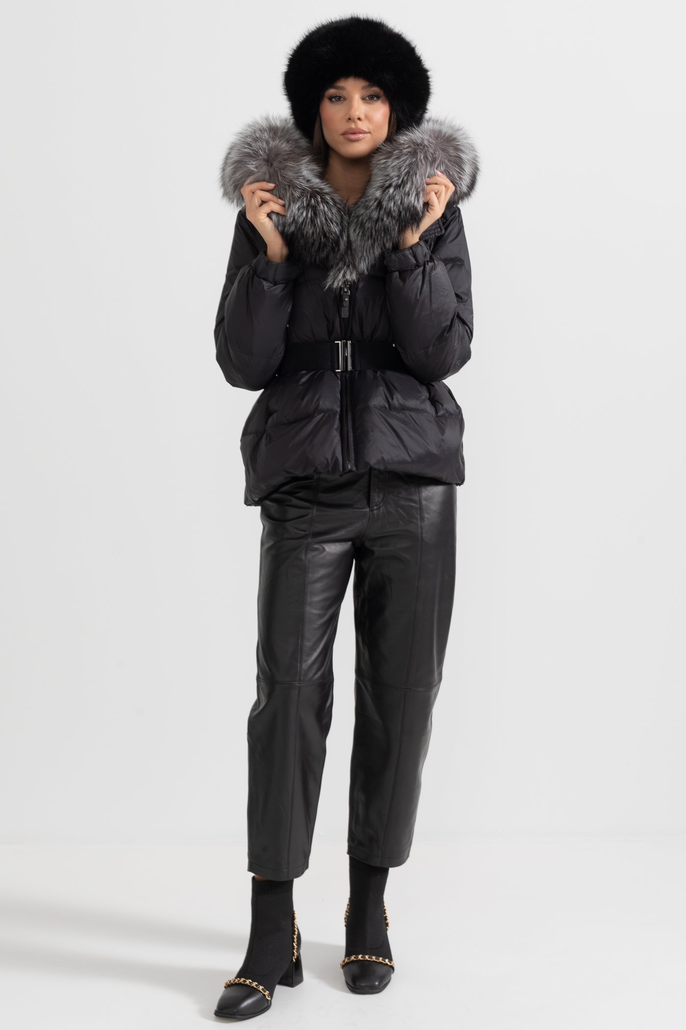 Casaco Puffer Com Cinto e Capuz Forrado com Pele de Raposa Cinza - Preto