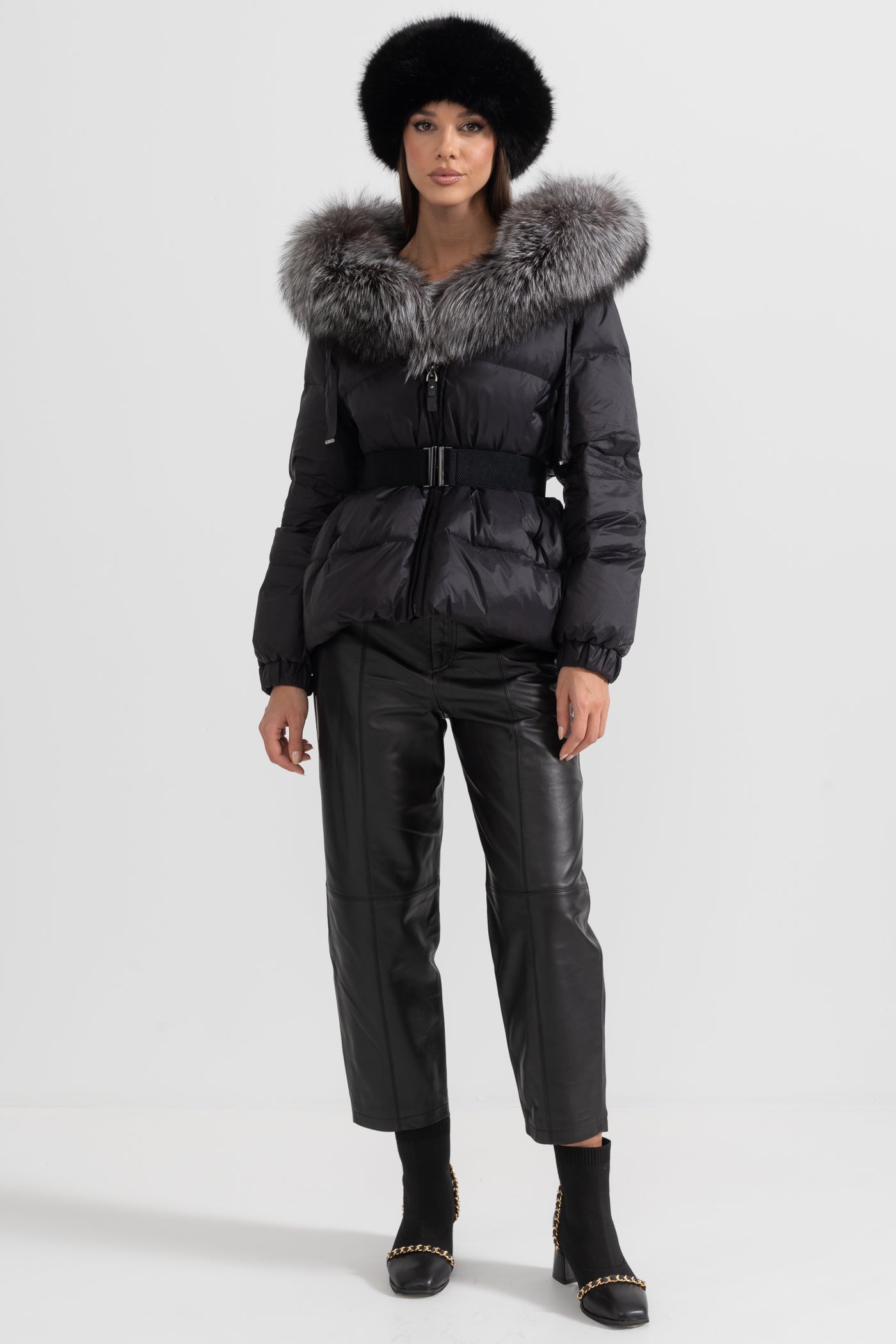 Casaco Puffer Com Cinto e Capuz Forrado com Pele de Raposa Cinza - Preto