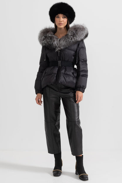 Casaco Puffer Com Cinto e Capuz Forrado com Pele de Raposa Cinza - Preto