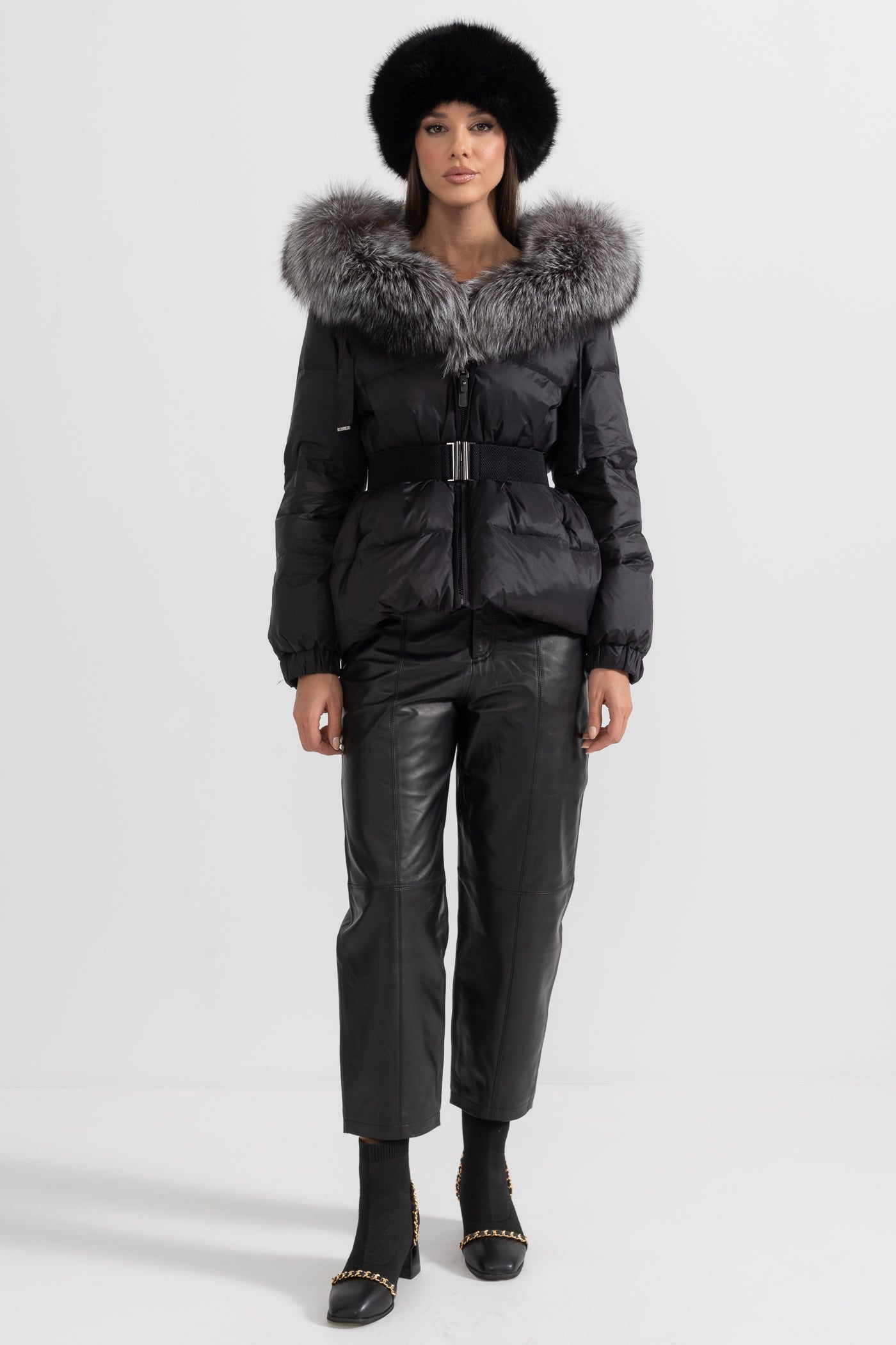 Casaco Puffer Com Cinto e Capuz Forrado com Pele de Raposa Cinza - Preto