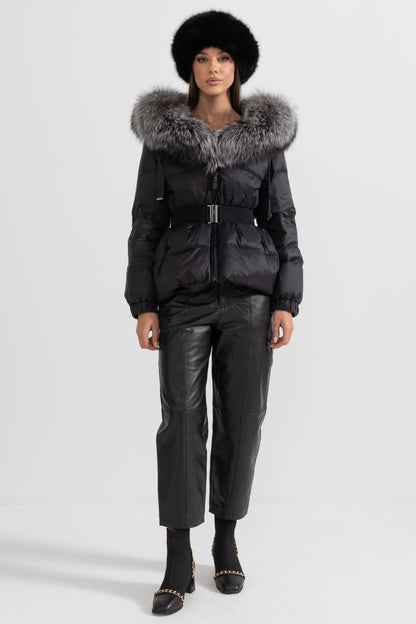 Casaco Puffer Com Cinto e Capuz Forrado com Pele de Raposa Cinza - Preto