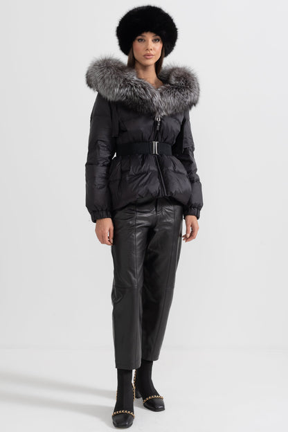 Casaco Puffer Com Cinto e Capuz Forrado com Pele de Raposa Cinza - Preto