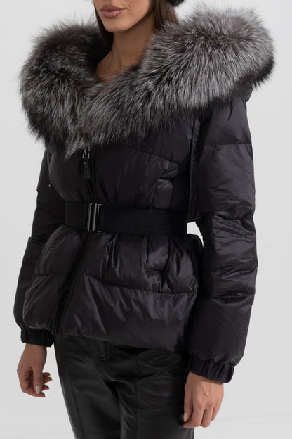Casaco Puffer Com Cinto e Capuz Forrado com Pele de Raposa Cinza - Preto