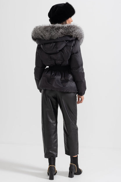 Casaco Puffer Com Cinto e Capuz Forrado com Pele de Raposa Cinza - Preto