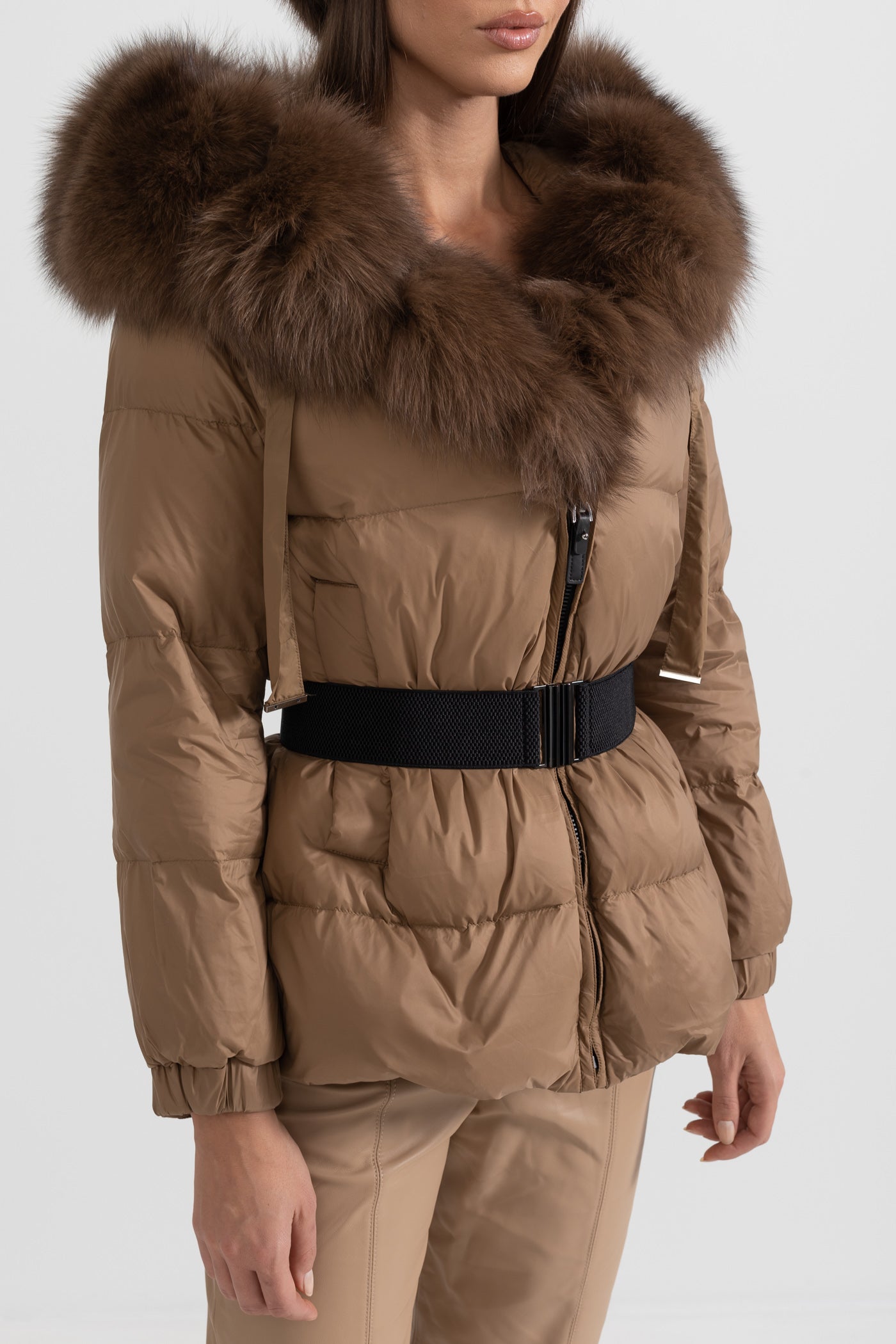 Casaco Puffer Com Cinto e Capuz Forrado de Pele de Raposa Castanha - Castanho