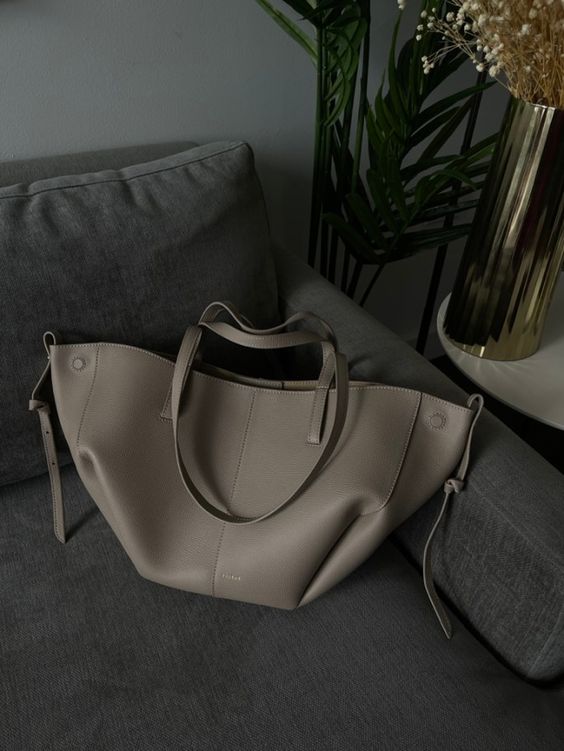 Teresa – Bolsa Tote com Alças Curvas
