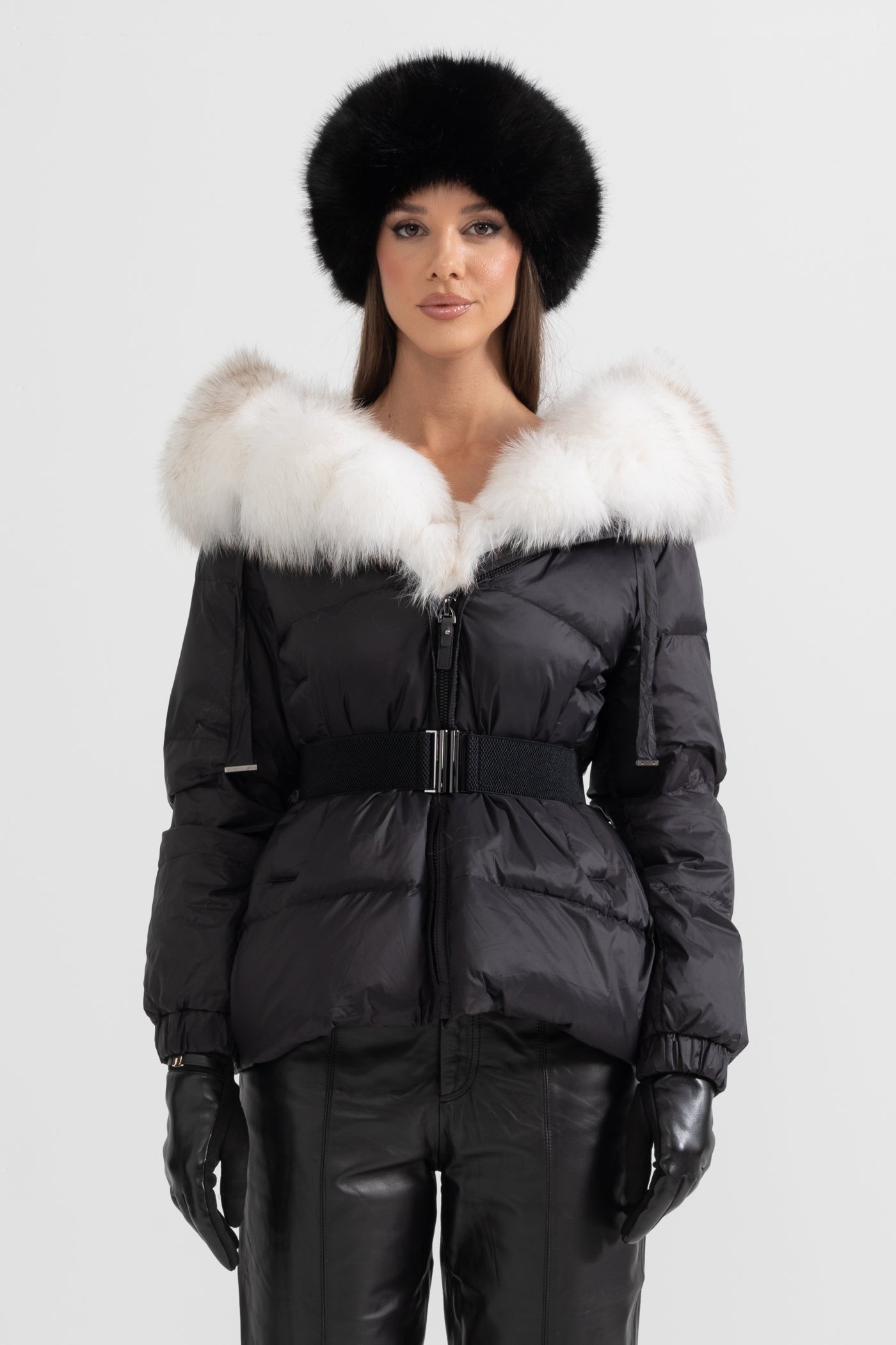 Casaco Puffer Com Cinto E Capuz Forrado Com Pele de Raposa Branca - Preto