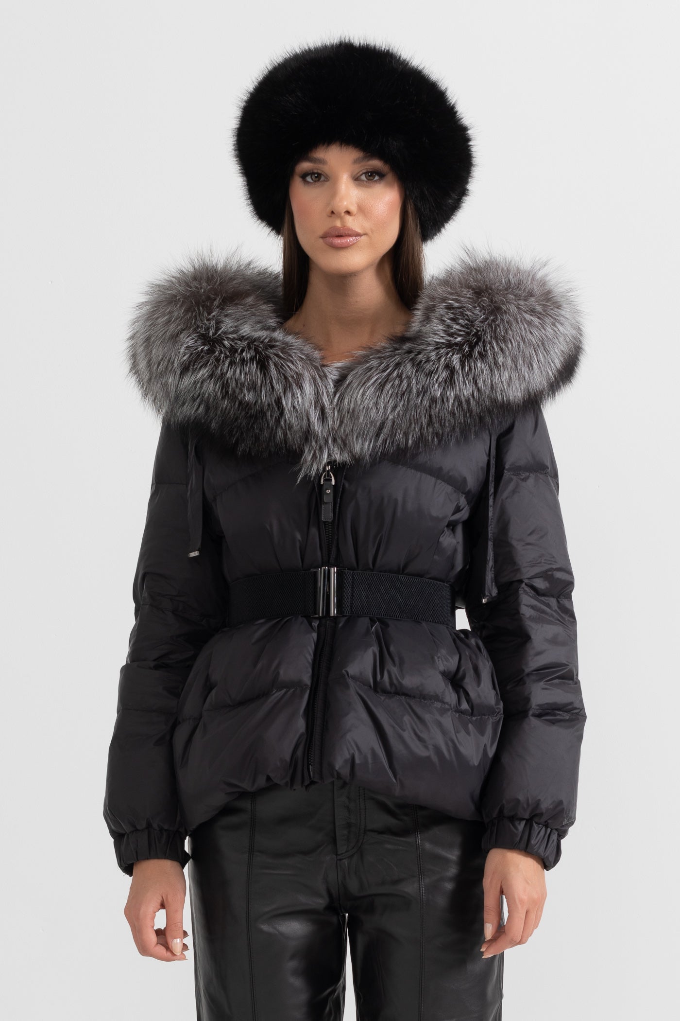 Casaco Puffer Com Cinto e Capuz Forrado a Pele de Raposa Cinza - Preto