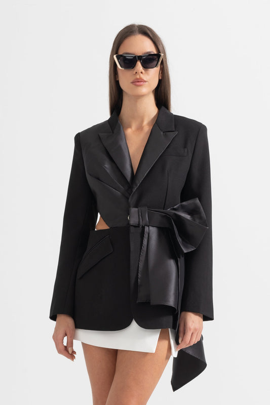Blazer Assimétrico Exquisito Com Corte nas Costas - Preto