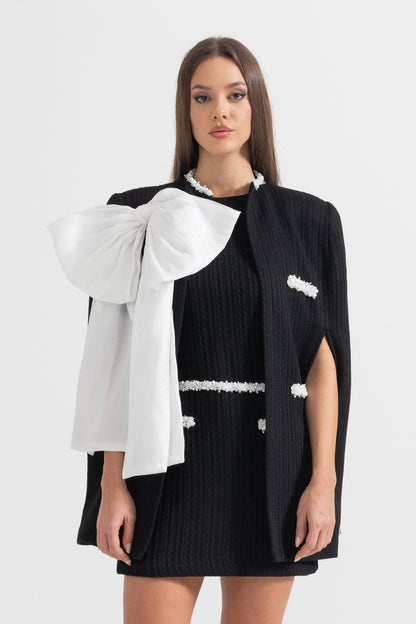Sobretudo Texturizado Elegante com Detalhe de Laço Branco - Preto