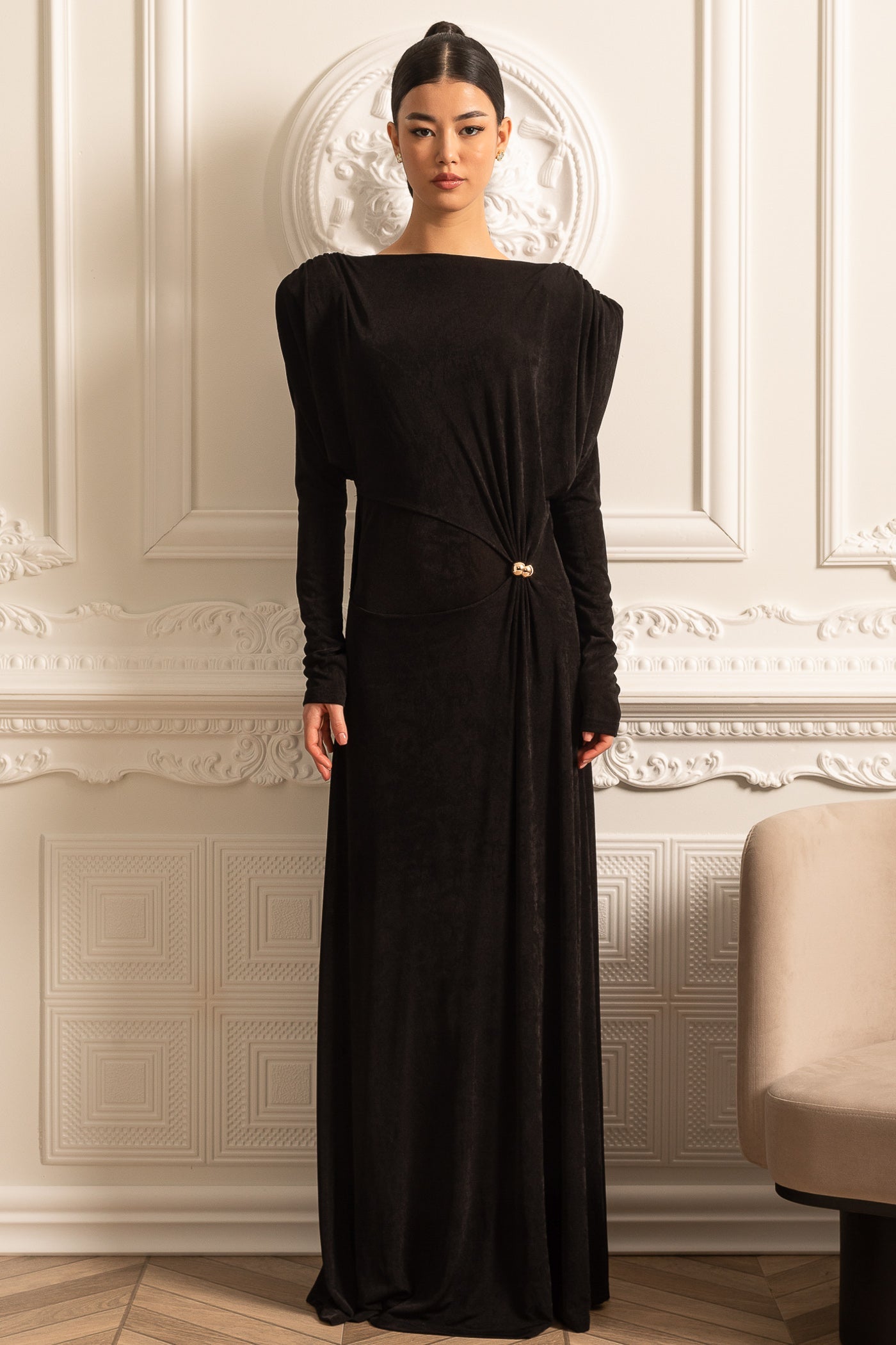 Vestido Elegante de Manga Longa em Camadas com Ombros Estruturados - Preto
