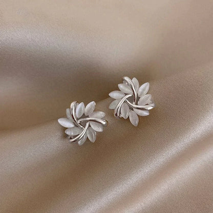 Brincos em forma de argola com pétalas de opala dourada